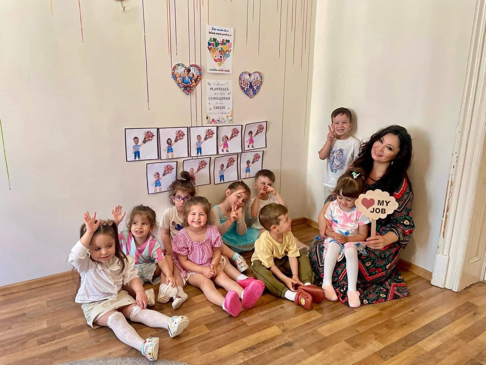 Copii fericiți în sala de clasă la Grădinița Busy Bee